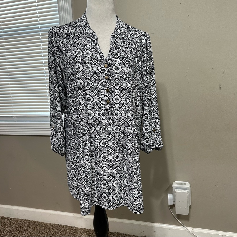 CB‎ women’s 1X black/white print blouse.gold button detail,3/4 button up sleeves